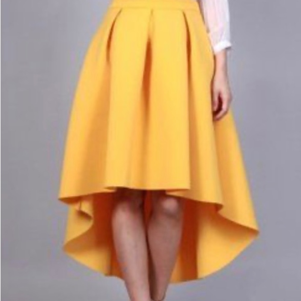 NWOT San Joy HighLow Skirt in a gorgeous Yellow size Medium